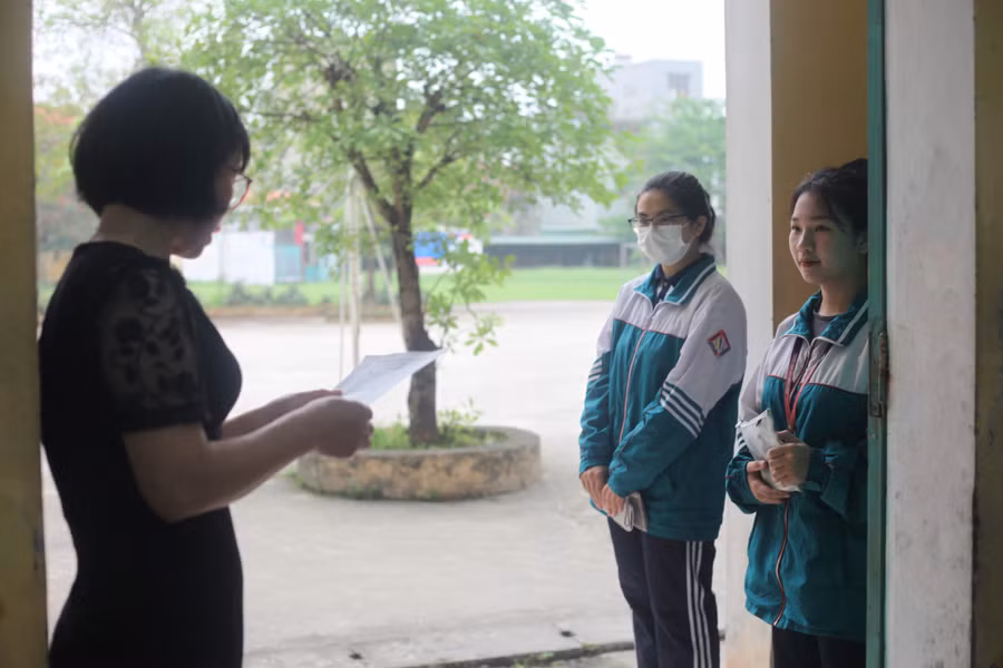 Các em được thầy cô giám thị gọi vào phòng thi.