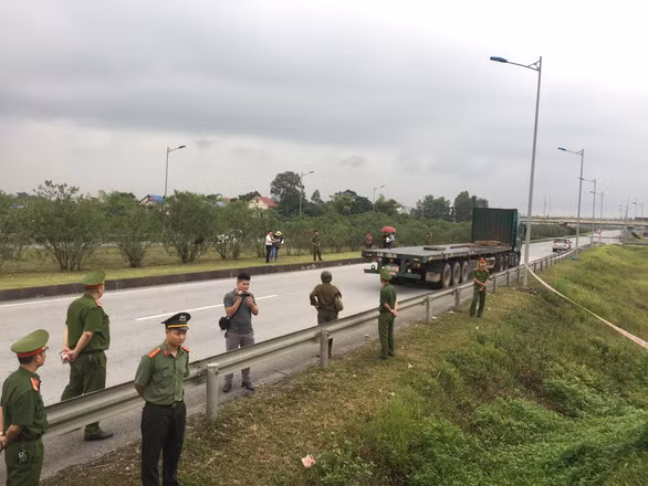 Chiều 22/8, công an dựng lại hiện trường vụ xe container đâm Innova.