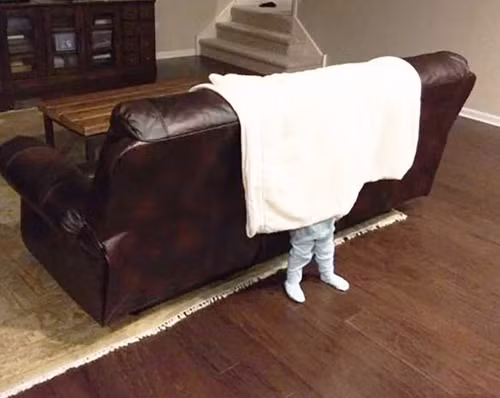 Chân ải chân ai?