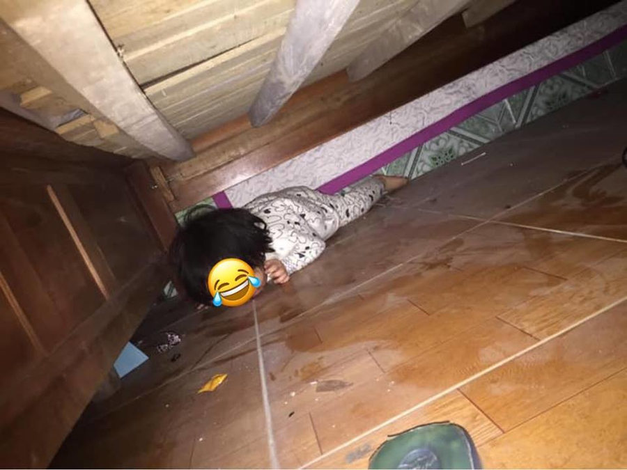 Tỉnh dậy mà thấy con chui tận đây.