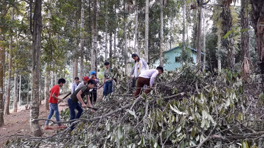 HS Trường TH&THCS Long Khánh dọn vệ sinh đón ngày khai giảng