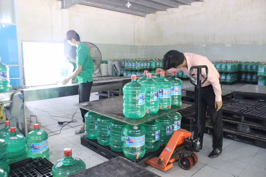 Ban ATTP thành phố kiểm tra cơ sở sản xuất nước đóng chai tại chi nhánh công ty TNHH Nam Trung Hải, TP Đà Nẵng.