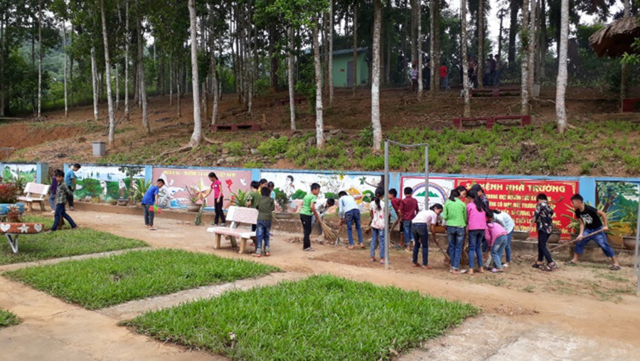 Học sinh dọn dẹp khuôn viên trường học Học sinh dọn dẹp khuôn viên trường học