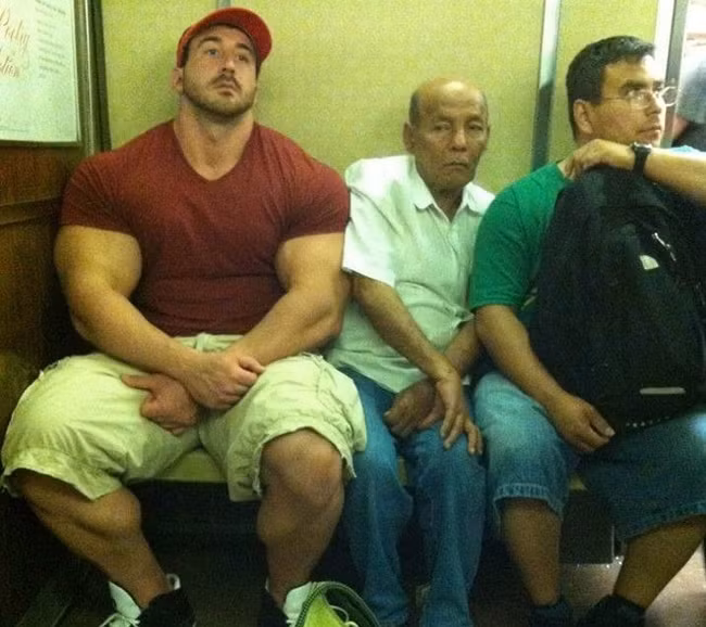 Đừng thấy người ta nhỏ mà chèn ép thế chứ?