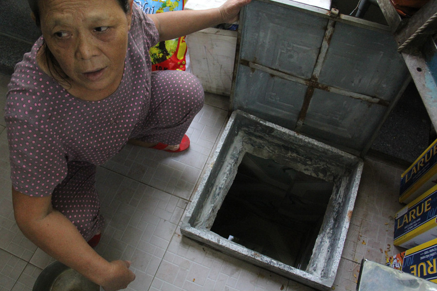 Bể nước ngầm của một hộ gia đình ở đường Nguyễn Thị Ba (quận Sơn Trà) đã cạn trơ đáy sau 4 ngày thiếu nước sinh hoạt diễn ra trên diện rộng Bể nước ngầm của một hộ gia đình ở đường Nguyễn Thị Ba (quận Sơn Trà) đã cạn trơ đáy sau 4 ngày thiếu nước sinh hoạt diễn ra trên diện rộng