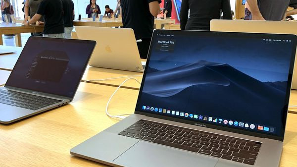 Người dùng MacBook Pro 15 mà Apple thu hồi hiện bị cấm mang lên máy bay. Ảnh: AFP.