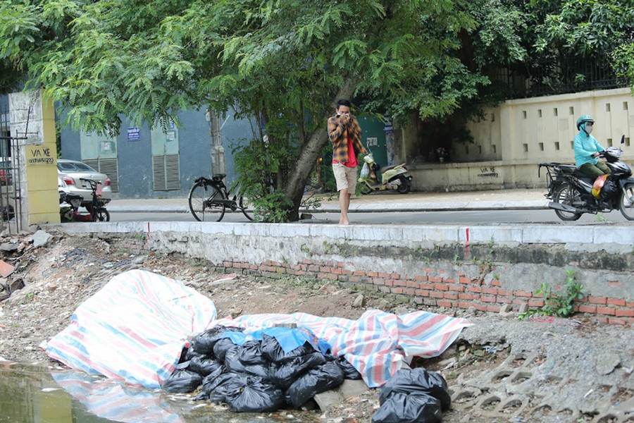 Tại phía đường Trấn Vũ, nơi được chất rất nhiều túi ni lông đen, nơi đây mùi hôi, tanh bốc lên nồng nặc