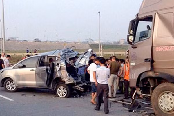 Cong an dung lai hien truong vu xe container dam o to Innova di lui tren cao toc hinh anh 2