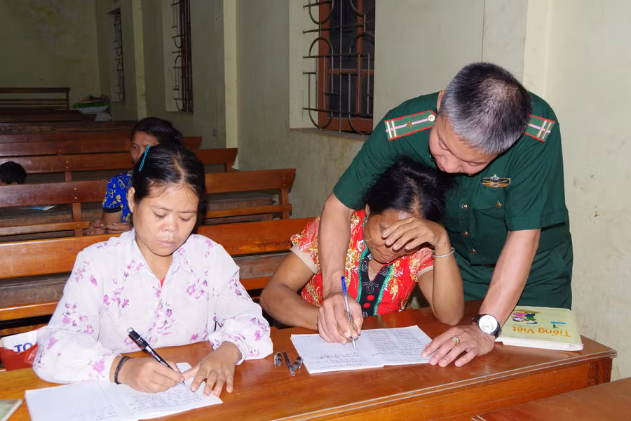 Cán bộ Biên phòng tận tình hướng dẫn các học viên viết chữ. (Ảnh: Hải Thượng)