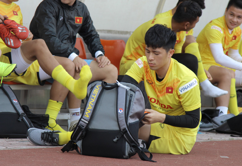 Dù chưa hoàn toàn bình phục chấn thương nhưng Đình Trọng vẫn cố gắng tập luyện tất cả các bài tập từ ban huấn luyện cùng các đồng đội.