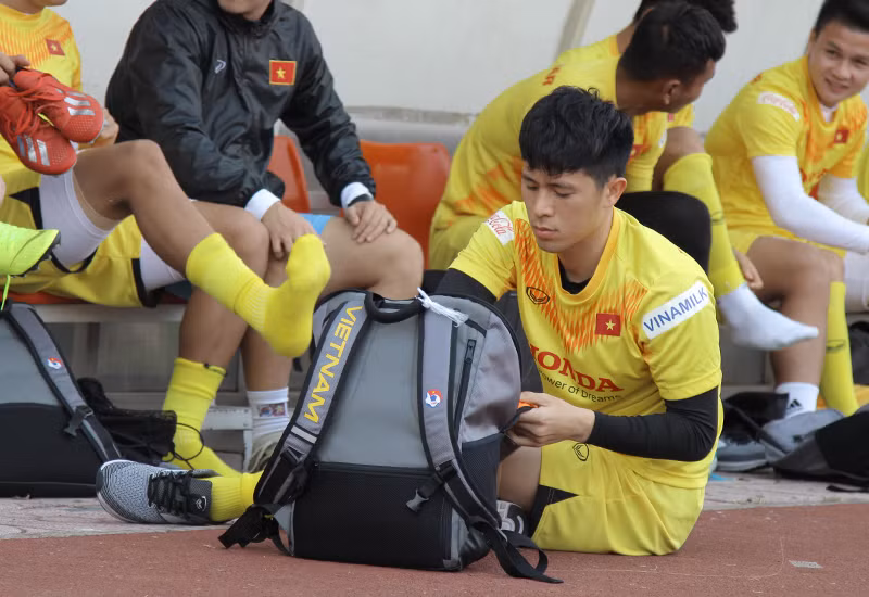 Dù chưa hoàn toàn bình phục chấn thương nhưng Đình Trọng vẫn cố gắng tập luyện tất cả các bài tập từ ban huấn luyện cùng các đồng đội.