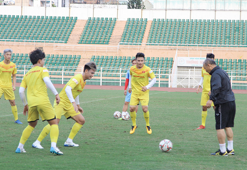 Thầy Park vui vẻ tập luyện những bài tập nhỏ cùng các học trò