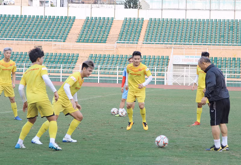 Thầy Park vui vẻ tập luyện những bài tập nhỏ cùng các học trò