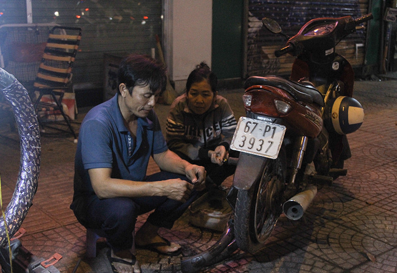Nhiều người đã trở thành khách quen của anh Hiếu, họ dắt xe đến tận chỗ anh để nhờ anh vá giúp.