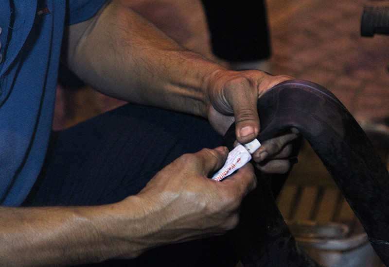 Mỗi xe anh vá chỉ 10.000 đồng đến 15.000 đồng