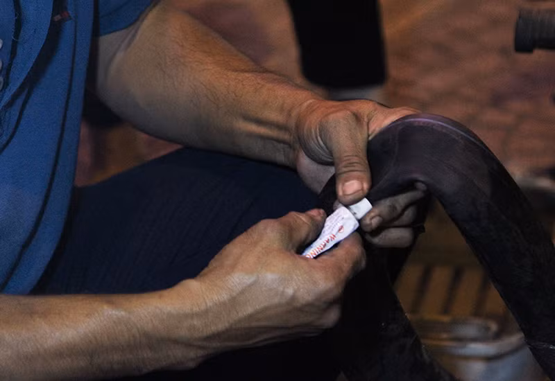 Mỗi xe anh vá chỉ 10.000 đồng đến 15.000 đồng