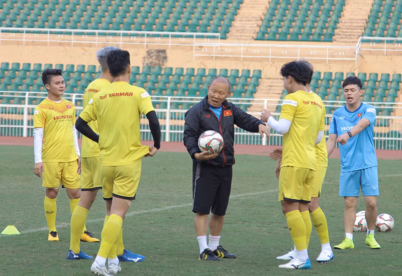 Thầy Park dặn dò Tiến Linh, Quang Hải và các đồng đội