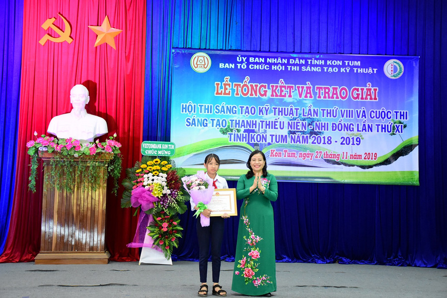 Em Võ Hồng Vân nhận được bằng khen Chủ tịch UBND tỉnh vì đạt giải Nhì trong Cuộc thi Sáng tạo thanh thiếu niên – nhi đồng lần thứ XI tỉnh năm 2018-2019.