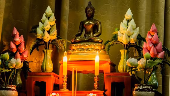 Ngoài những điều cấm kị khi đặt bàn thờ như: cạnh phòng tắm hay tại vị trí có các thiết bị điện, thì mỗi gia đình cần xác định tuổi chủ nhà, để chọn vị trí đặt bàn thờ để tránh phạm phải điều cấm kị, gây ảnh hưởng xấu cho gia đình.