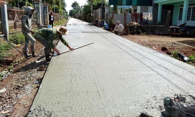 Bê tông hóa đường giao thông nông thôn giúp đi lại thuận tiện giao thương hoàng hóa, phát triển sinh kế. 