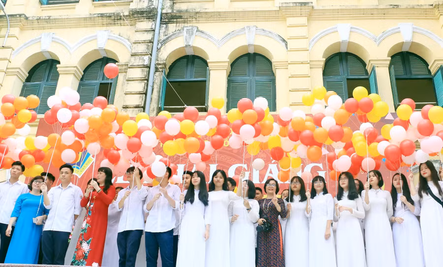 Cô và trò Trường THPT Việt Đức cùng hướng đến một năm học mới khí thế mới Cô và trò Trường THPT Việt Đức cùng hướng đến một năm học mới khí thế mới