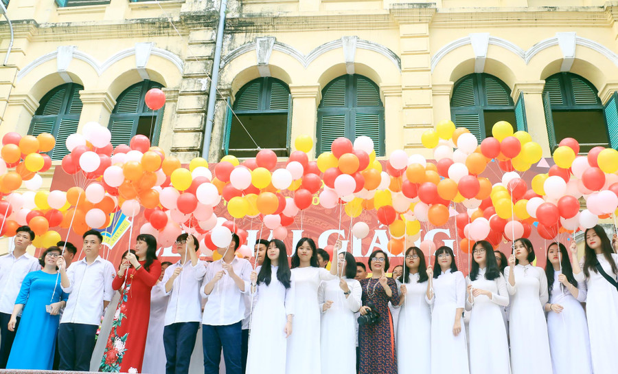 Cô và trò Trường THPT Việt Đức cùng hướng đến một năm học mới khí thế mới Cô và trò Trường THPT Việt Đức cùng hướng đến một năm học mới khí thế mới