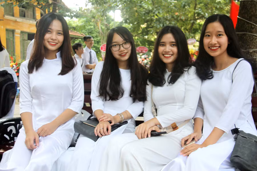 Nữ sinh Trường THPT Chu Văn An (Hà Nội) rạng ngời trong ngày khai giảng sáng 5/9