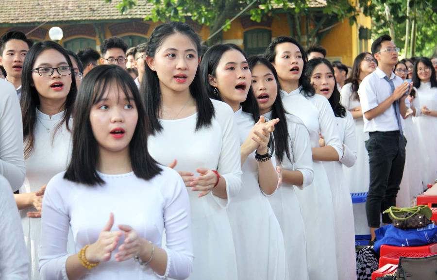 Nữ sinh Trường THPT Chu Văn An hát vang bài hát truyền thống trong lễ khai giảng Nữ sinh Trường THPT Chu Văn An hát vang bài hát truyền thống trong lễ khai giảng