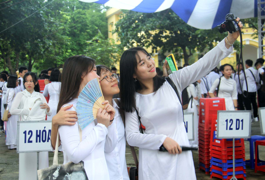 Những nữ sinh cuối cấp ghi lại hình ảnh đáng nhớ Những nữ sinh cuối cấp ghi lại hình ảnh đáng nhớ