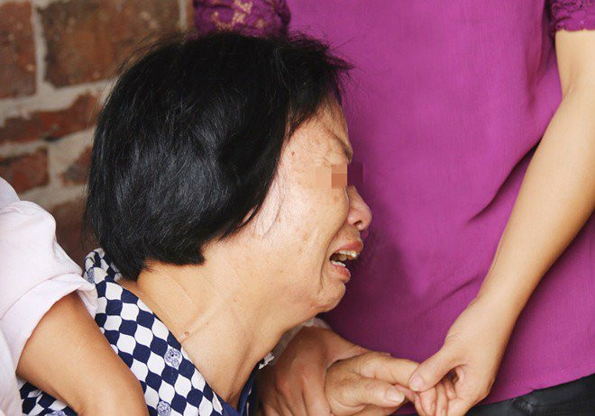 Ngã từ trên giường xuống đất, bé trai tử vong do sơ cứu sai cách của bà ảnh 1 be trai tu vong sau cu nga tu tren giuong xuong dat do so cuu sai cach cua ba - 1