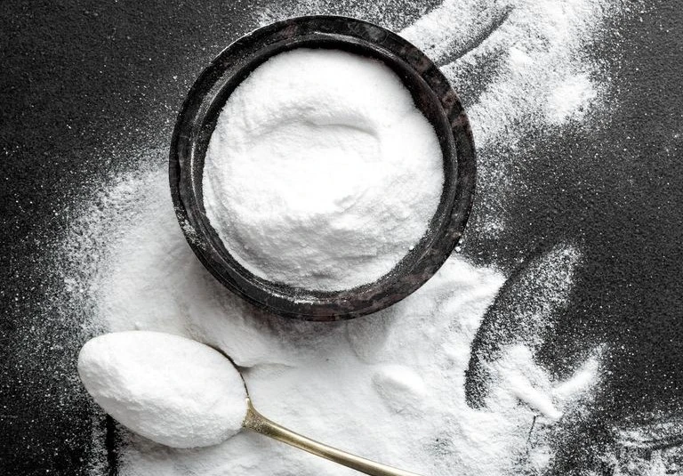 Súc miệng bằng baking soda: Baking soda là một chất làm mát hơi thở tự nhiên, giúp trung hòa axit và tiêu diệt các vi khuẩn gây mùi trong khoang miệng. Hãy hòa 1/2 thìa baking soda vào nước và súc miệng trong 30 giây.