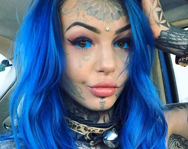 Theo The Sun, Amber Luke, 24 tuổi, đến từ New South Wales, Australia mới đây trải qua quá trình xăm nhãn cầu kéo dài 40 phút cực nguy hiểm.