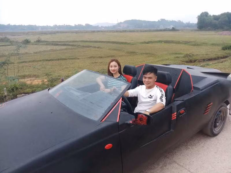 Chủ nhân tự lái chiếc xe ô tô tự chế cho riêng mình.