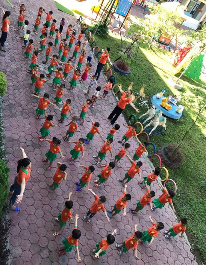 Một tiết sinh hoạt ngoài giờ trường MN Cẩm Minh. Một tiết sinh hoạt ngoài giờ trường MN Cẩm Minh.