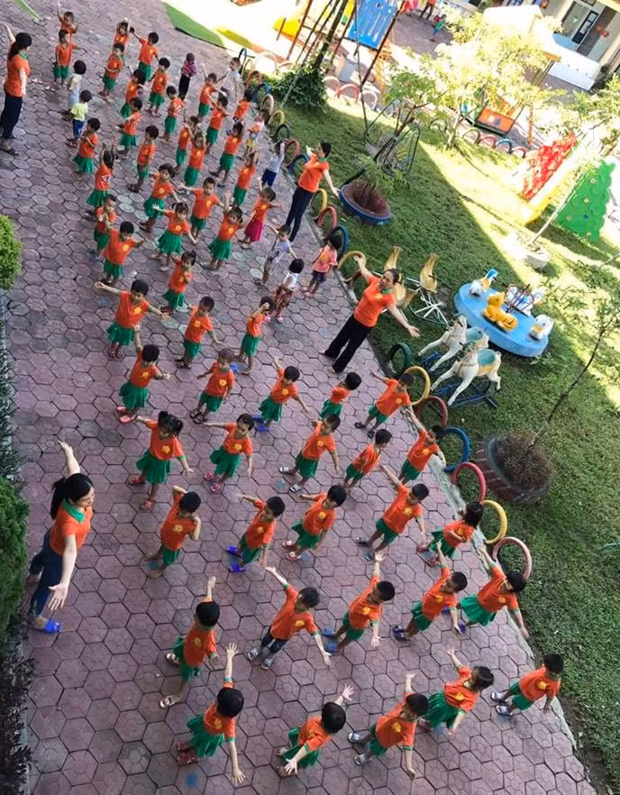 Một tiết sinh hoạt ngoài giờ trường MN Cẩm Minh.