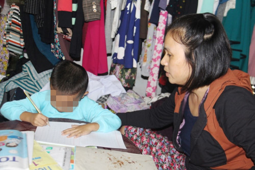 Gần 2 tháng em Đan nghỉ học để ở nhà đi học thêm tại một người quen gần nhà Gần 2 tháng em Đan nghỉ học để ở nhà đi học thêm tại một người quen gần nhà