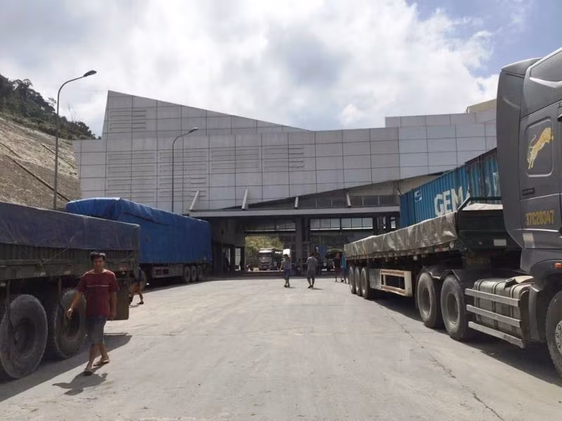 DN bức xúc khi phương tiện đã xong thủ tục thông quan từ hải quan, nhưng vẫn bị lực lượng biên phòng cửa khẩu giữ lại nhiều ngày.