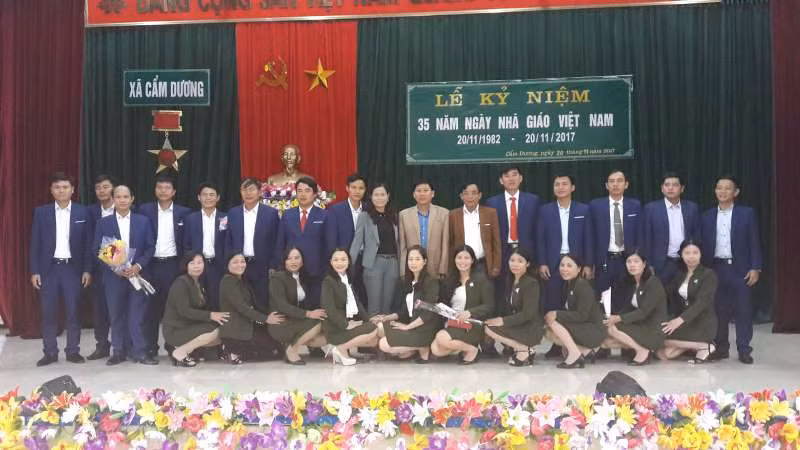 Cán bộ, giáo viên trường THCS Cẩm Dương