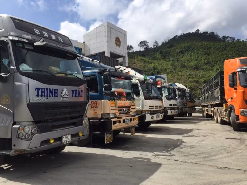 Hàng loạt xe hàng của DN bị "giam" khi đi qua cửa khẩu quốc tế Cầu Treo.