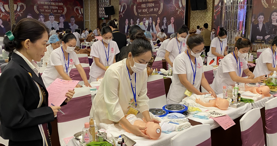 Các thí sinh trong nước và quốc tế cùng tranh tài tại Hội thi tay nghề làm đẹp. Các thí sinh trong nước và quốc tế cùng tranh tài tại Hội thi tay nghề làm đẹp.