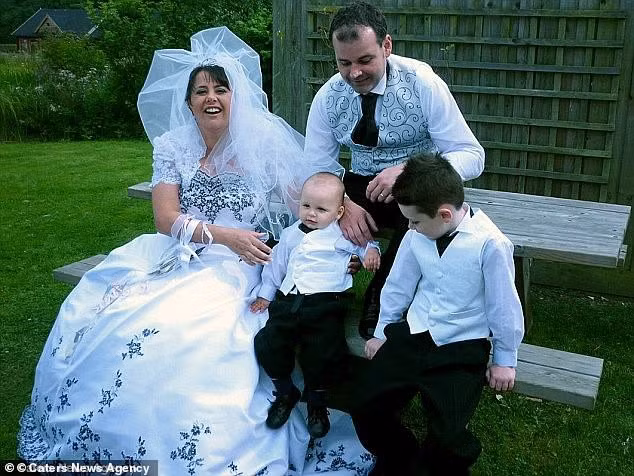 Gia đình của David và Sally Stokes trước khi bi kịch xảy ra. Ảnh: Daily Mail.