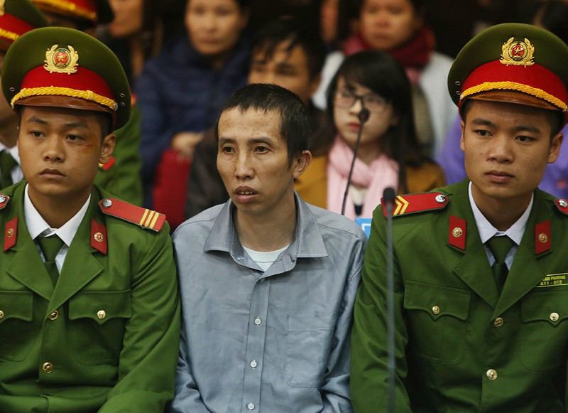 Mẹ nữ sinh giao gà bật khóc, ngoảnh đầu nhìn chồng và con gái ảnh 1 Mẹ nữ sinh giao gà bật khóc, ngoảnh đầu nhìn chồng và con gái - ảnh 2