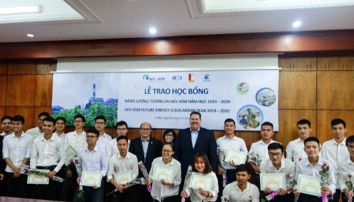 Trao tặng học bổng cho sinh viên ngành điện