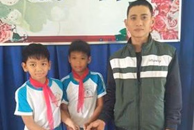 Em Nguyễn Hoàng Lâm và Nguyễn Hữu Tuấn trả lại ví cho người đánh rơi