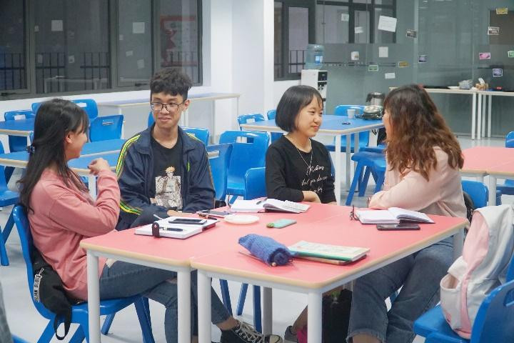 Sinh viên tham gia trò chơi tâm lý về truyền đạt thông tin