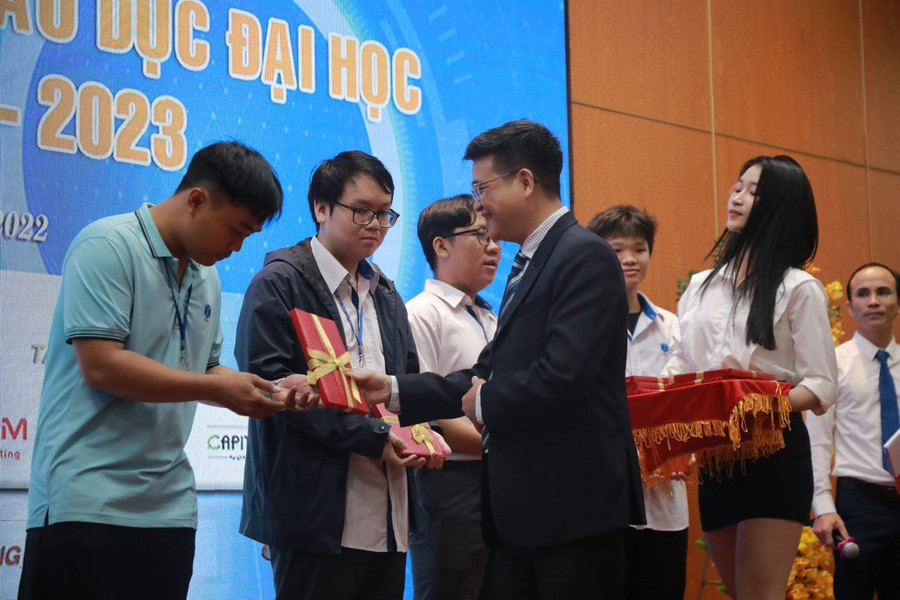 TS Thái Doãn Thanh, Phó hiệu trưởng HUFI trao quà cho những sinh viên có thành tích NCKH tốt. TS Thái Doãn Thanh, Phó hiệu trưởng HUFI trao quà cho những sinh viên có thành tích NCKH tốt.