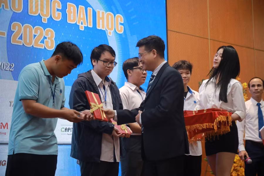 TS Thái Doãn Thanh, Phó hiệu trưởng HUFI trao quà cho những sinh viên có thành tích NCKH tốt.