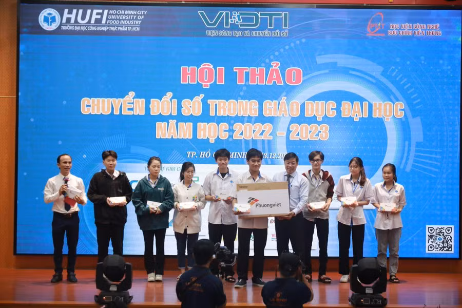 PGS.TS Nguyễn Xuân Hoàn, Hiệu trưởng HUFI trao thưởng cho sinh viên