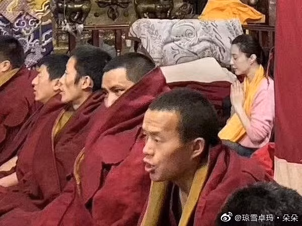 Sau scandal trốn thuế rúng động, Phạm Băng Băng mặt mộc, ăn mặc giản dị thành tâm kính bái