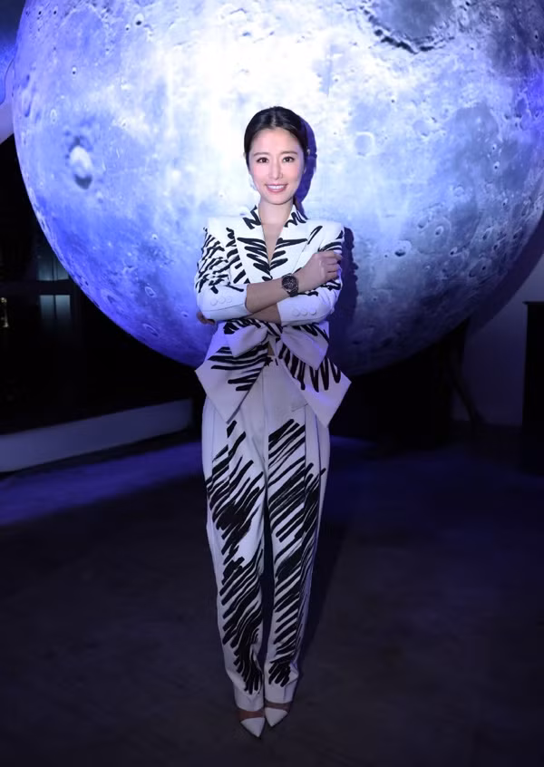 Trong khi đó Lâm Tâm Như để kiểu tóc xuề xòa, chưa đủ độ "chơi" tương xứng với bộ suit.